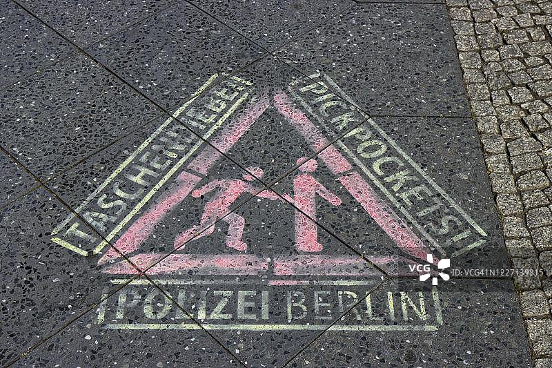 德国柏林，警察用德语和英语警告扒手图片素材