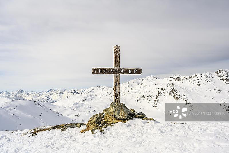 峰顶十字，Moelser Sonnenspitze，白雪覆盖的山顶，山全景，Wattentaler Lizum，塔克斯特阿尔卑斯，蒂罗尔，奥地利图片素材
