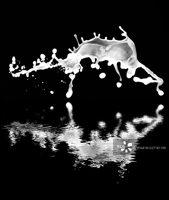 漂浮在空中的牛奶的图形和抽象形式，反映在水中的黑色背景。图片素材