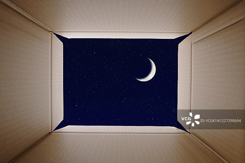 在新月的夜晚，从纸箱里看到的景象图片素材