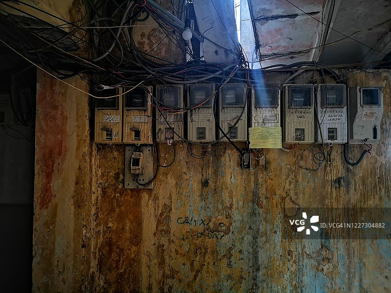 胡志明市一间旧公寓里的电表图片素材