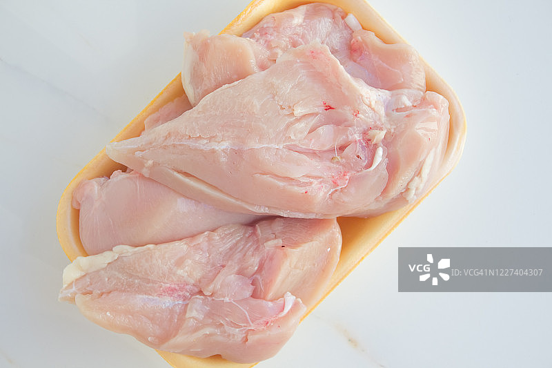 鸡柳，鲜嫩的鸡肉特写，略带粉红色。健康饮食，减肥的理念图片素材