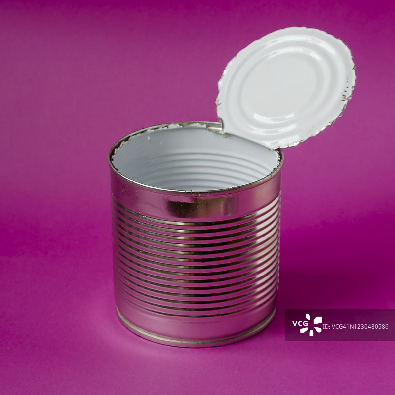 紫色背景上的空罐子。图片素材