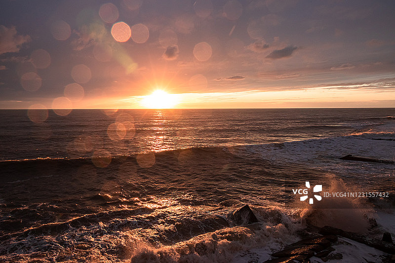 金色的日落在黑海的波浪和美丽的颜色图片素材