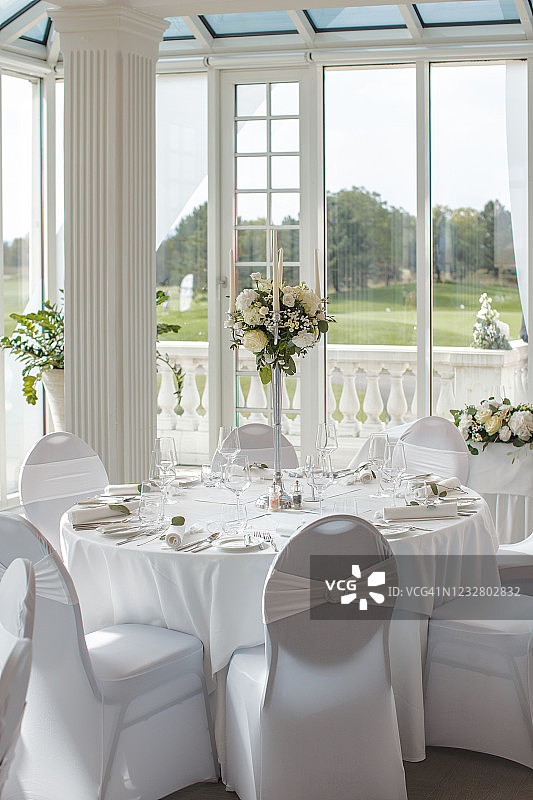 白色的婚礼餐桌和阳台的景色图片素材