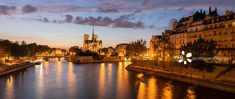 巴黎圣母院大教堂全景日落在塞纳河，巴黎，法国图片素材