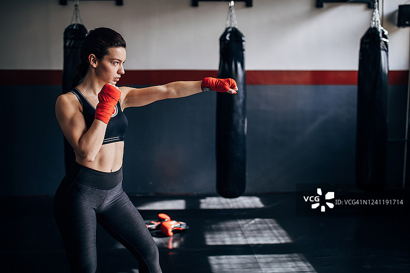 女子自由搏击运动员在体育馆锻炼图片素材