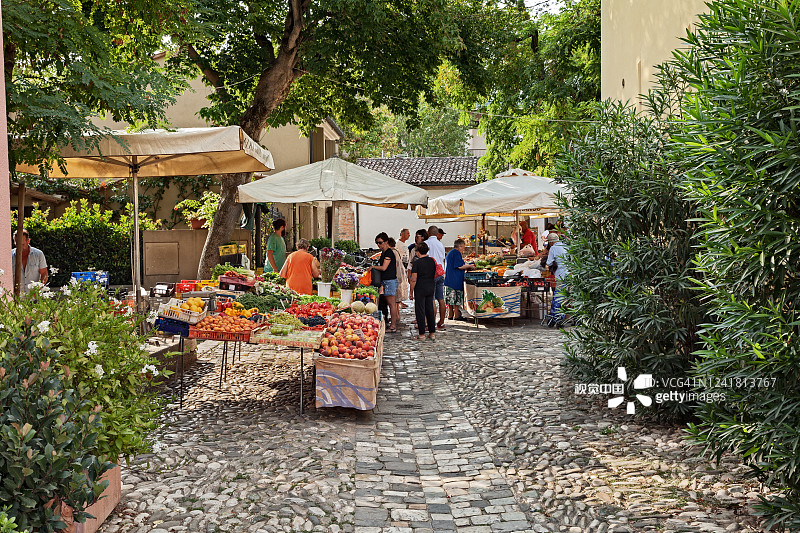 位于亚得里亚海沿岸的古镇上五颜六色的水果和蔬菜农贸市场图片素材