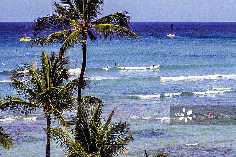 美国，夏威夷，在威基基冲浪图片素材