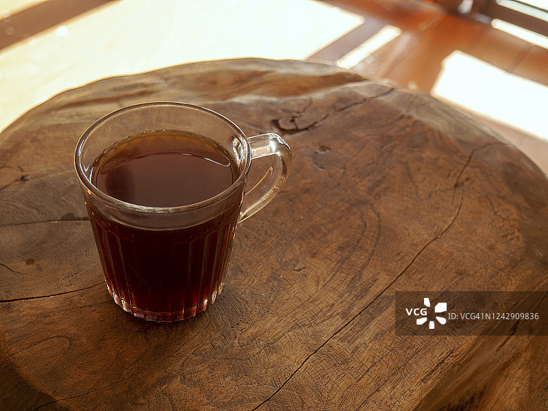 咖啡杯放在质朴的木桌上图片素材