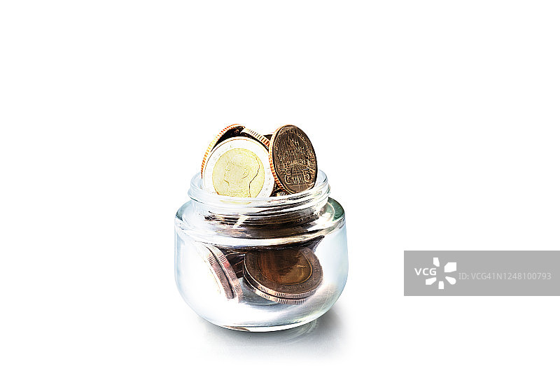 硬币在一个罐子在白色的背景。商业财务和节省资金的概念与剪辑路径图片素材