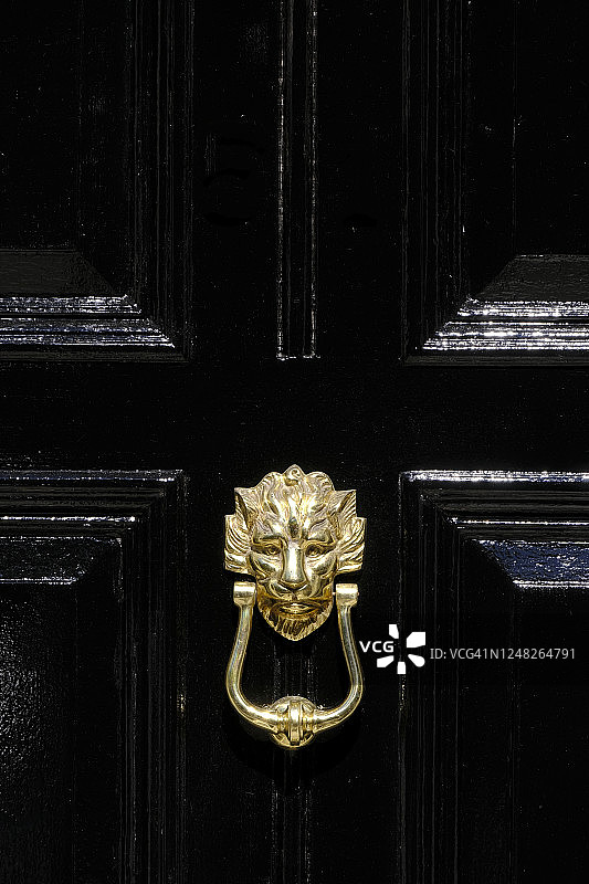 一种带有狮子头门环的黑色门——典型的英国城镇住宅图片素材