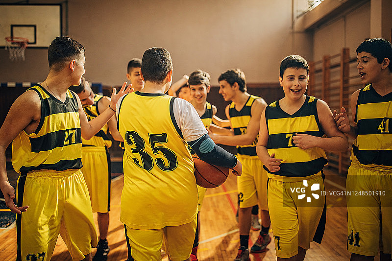 年轻的篮球队在训练后一起玩图片素材