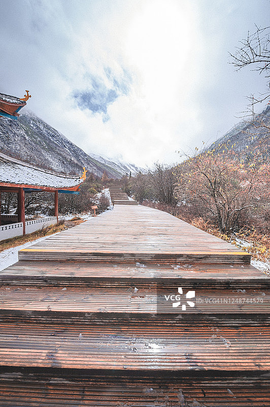 黄龙和九寨沟国家公园美丽的自然景观与令人惊叹的雪在中国四川图片素材
