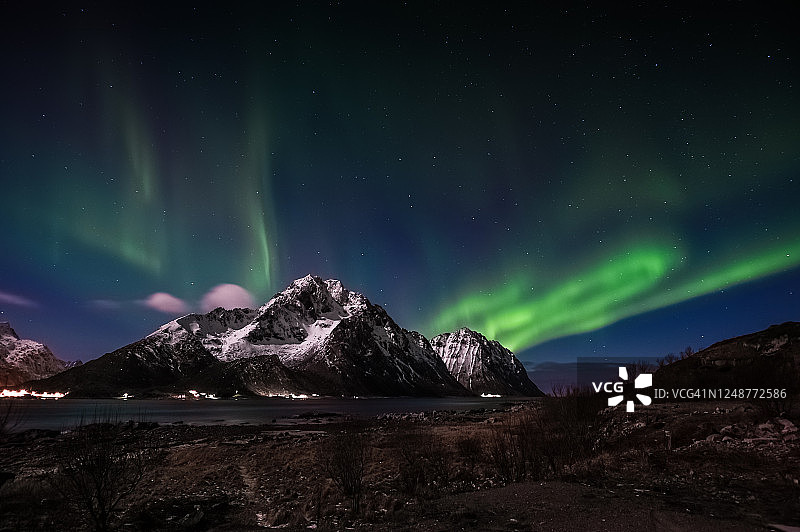 挪威，诺德兰，弗拉克斯塔德，罗浮敦，沿海山脉上空的北极光图片素材