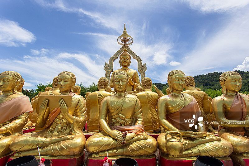 玛察布察佛教纪念公园的金佛和1250个弟子塑像是在大时期修建的图片素材