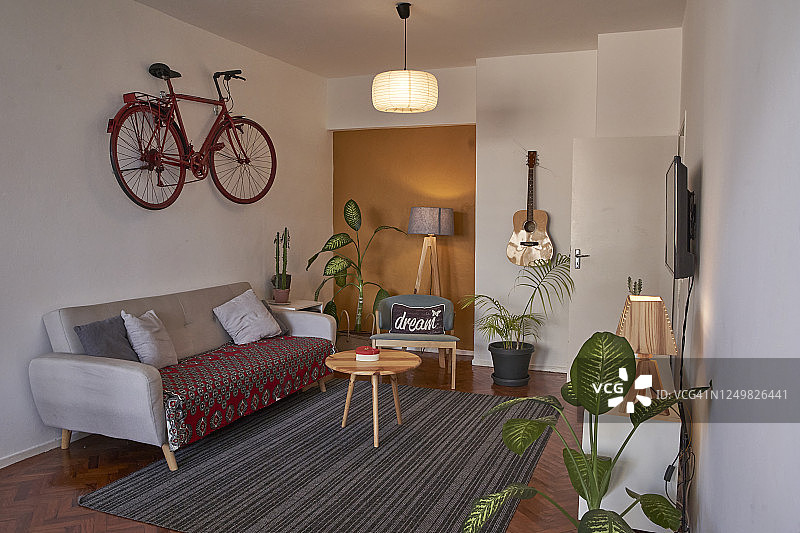 客厅，墙上挂着一辆老式自行车图片素材