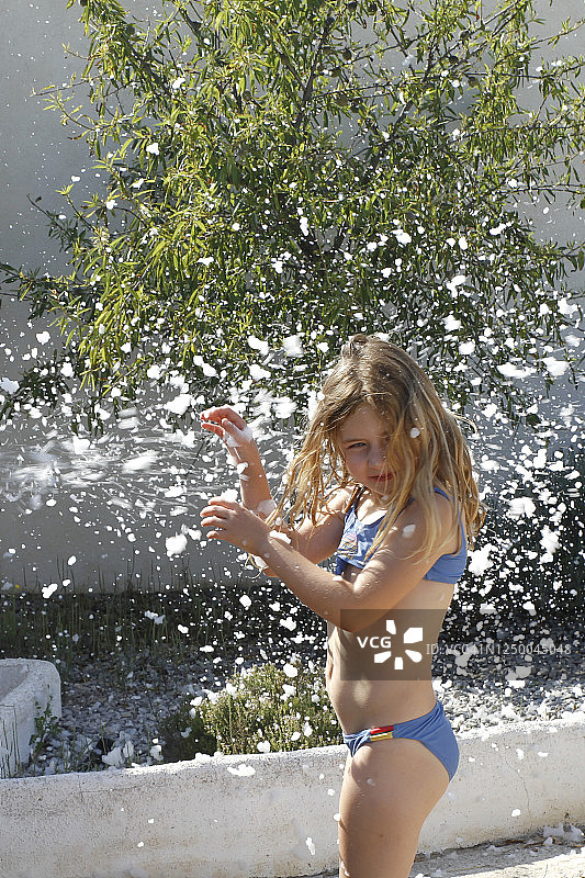 在后院玩泡沫的女孩图片素材