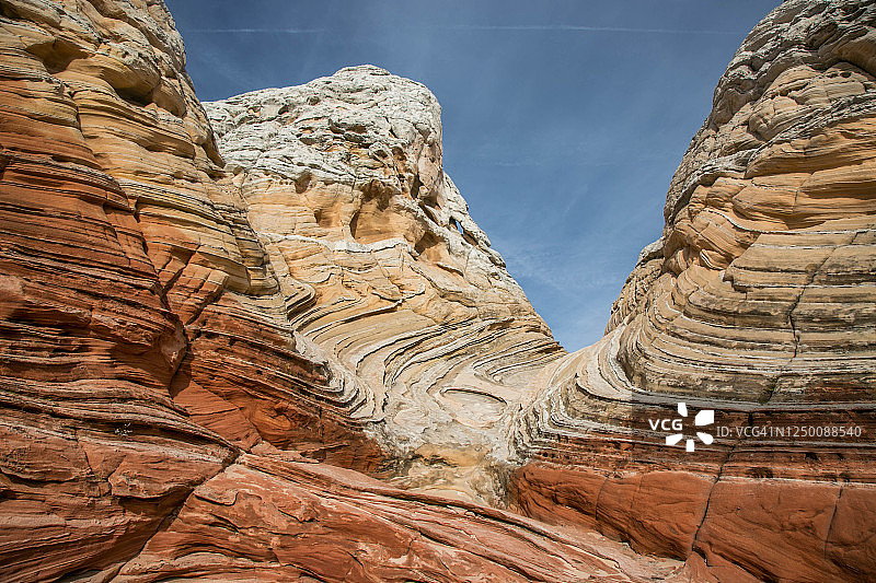 一种波状砂岩形成在白色口袋，朱砂悬崖图片素材