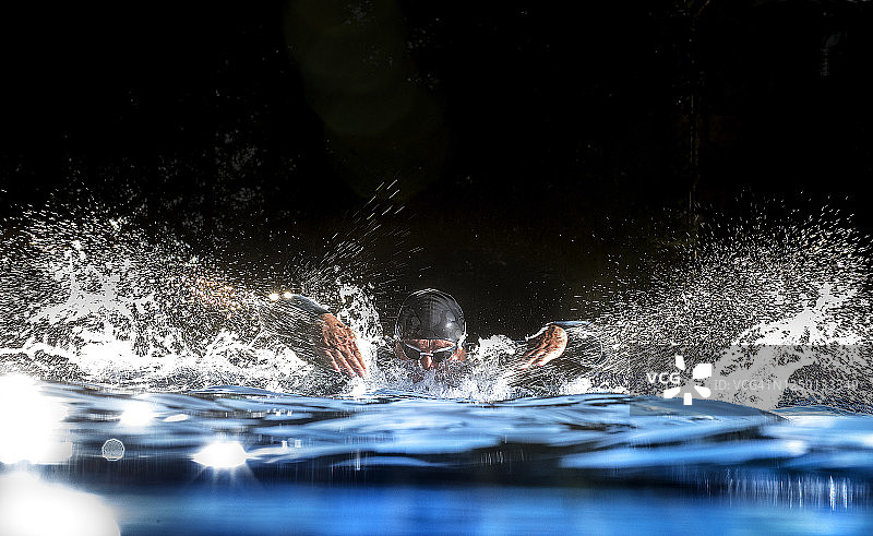 游泳铁人三项在水中游泳图片素材