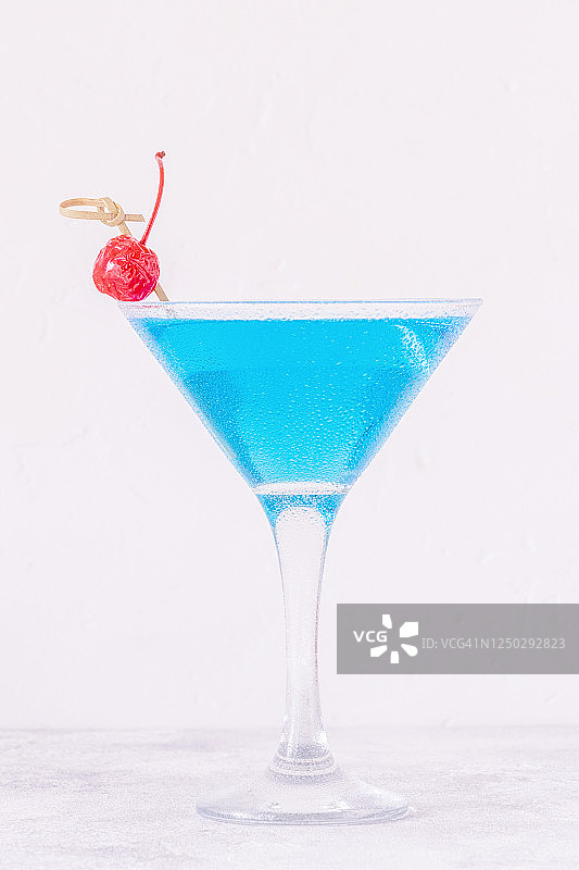 用水果装饰的蓝色库拉索鸡尾酒图片素材