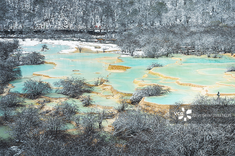 美丽的自然景观黄龙和九寨沟国家公园与惊人的雪在中国四川图片素材