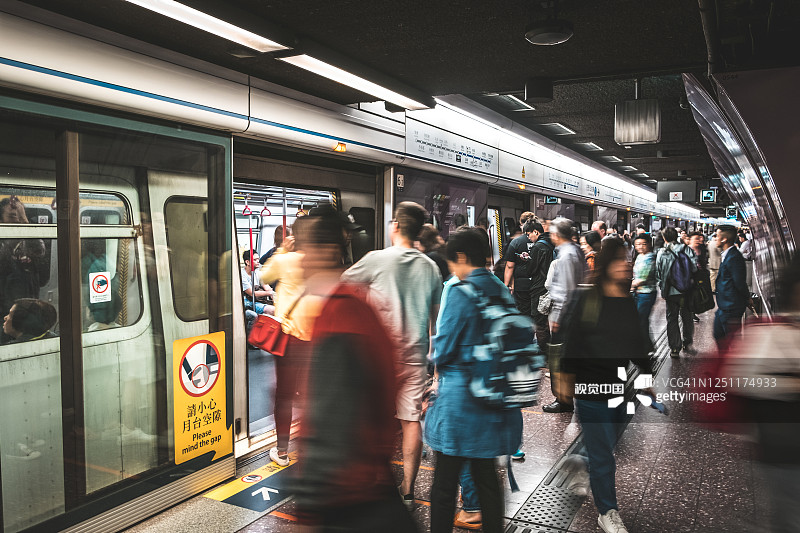 在香港的地铁站或地铁站乘坐地铁的人图片素材