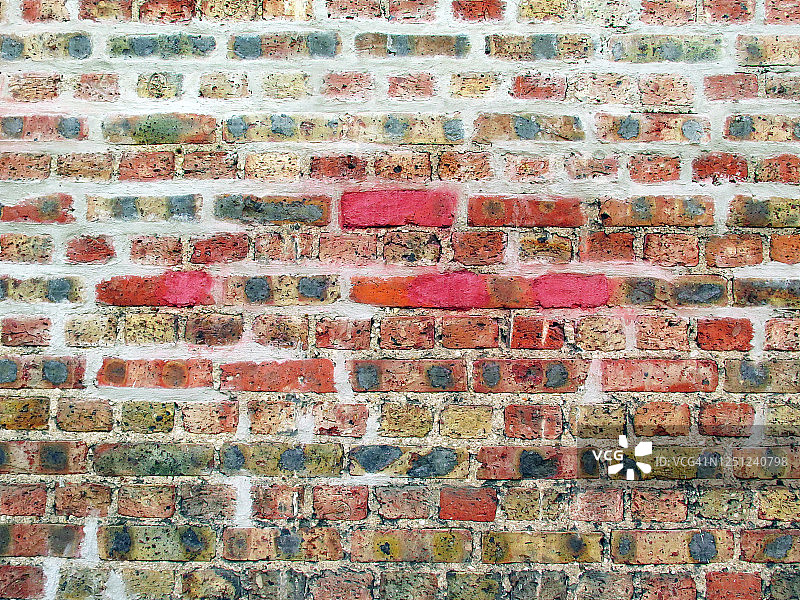 风化的，彩色的，粗糙的巴黎砖墙图片素材