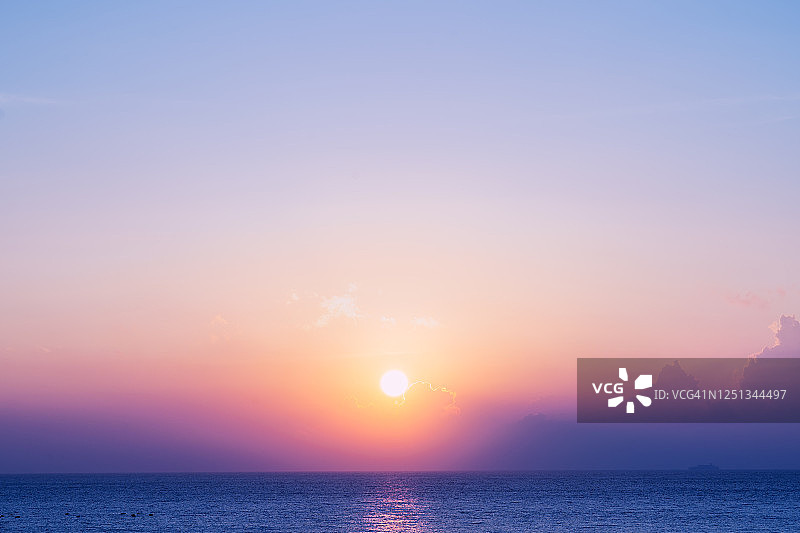 令人惊叹的日落在冲绳的海边图片素材