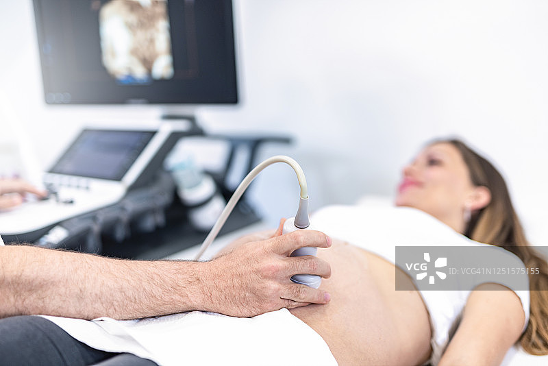孕妇正在接受超声波检查。图片素材