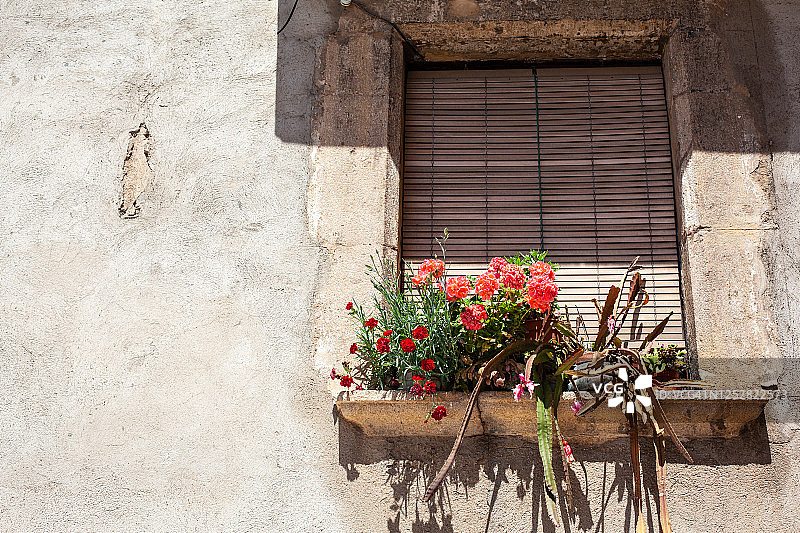 《窗中的花》，西班牙图片素材