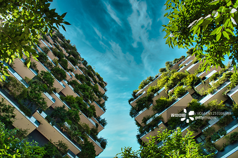 垂直森林(Bosco Verticale)创新的温室摩天大楼代表了Boeri工作室对可持续经济的承诺图片素材