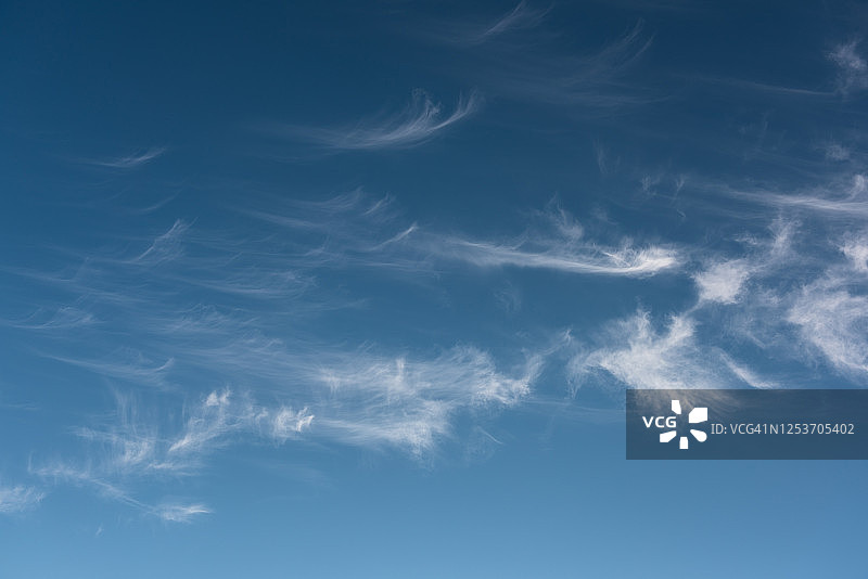 低角度查看卷层云在蓝天图片素材