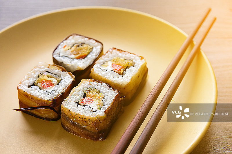 素食、蔬菜、寿司和盘子上的筷子图片素材