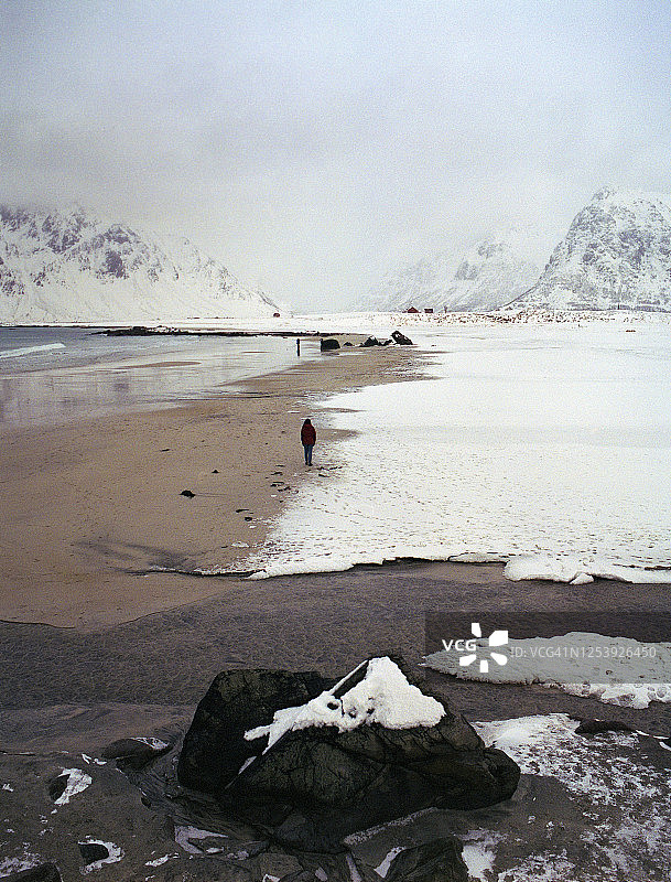 冬日里，罗浮敦岛的一名女子在海边散步图片素材