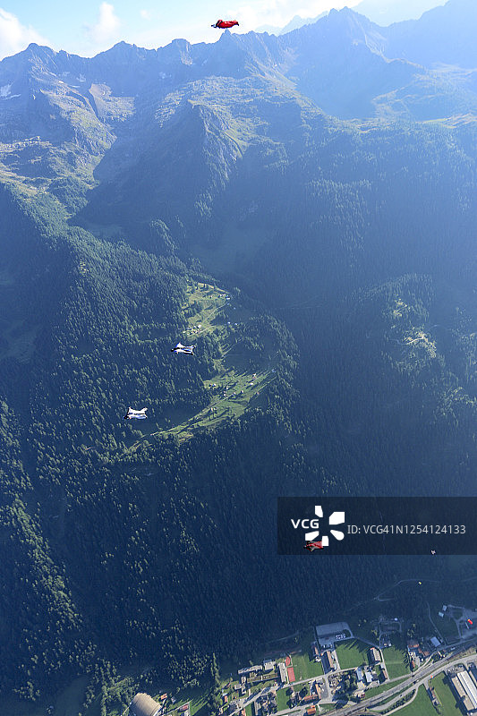 翼装飞行员在瑞士阿尔卑斯山上空翱翔图片素材