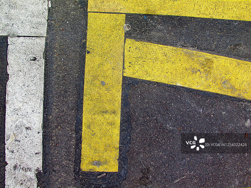 黄色和白色的线条涂在巴黎的街道上图片素材