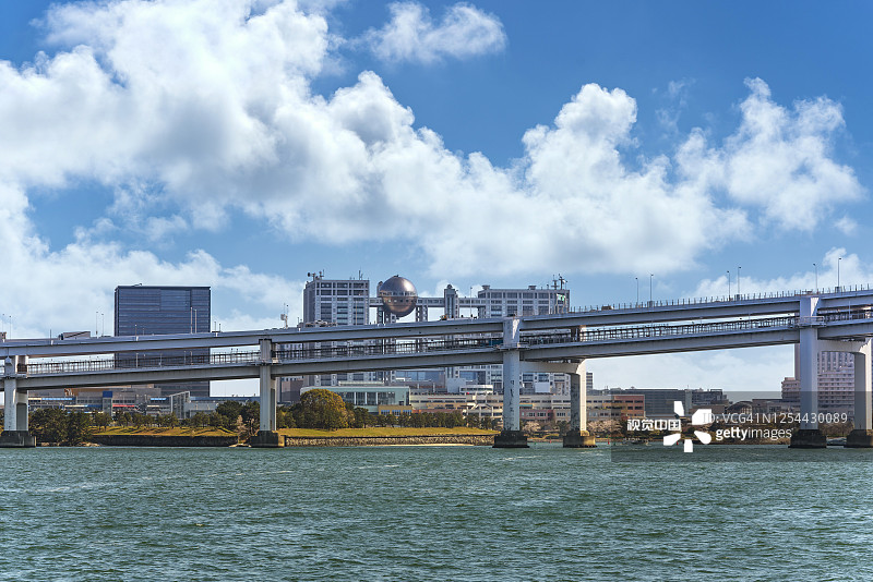 双层高速公路悬虹桥和台场岛。图片素材