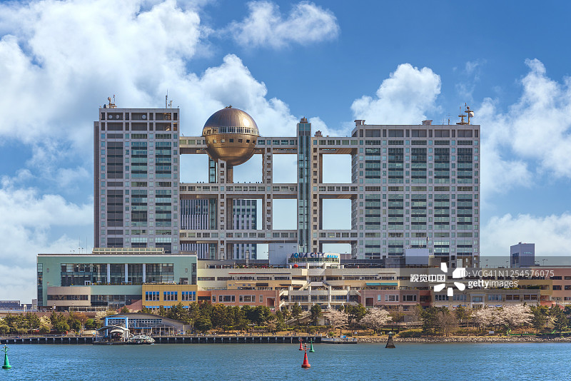 台场岛上的水上城购物中心和富士电视台大楼图片素材