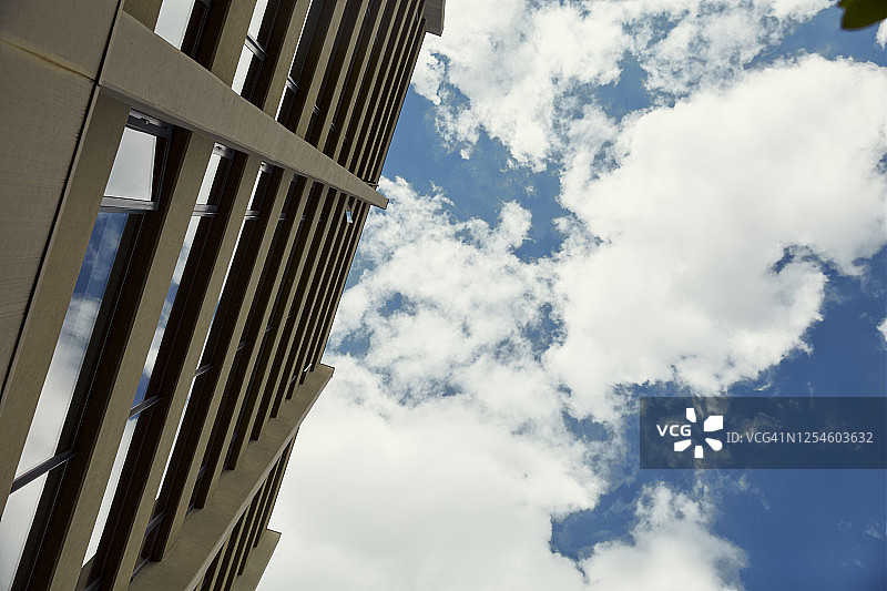 低角度的建筑，云，和蓝色的天空。图片素材