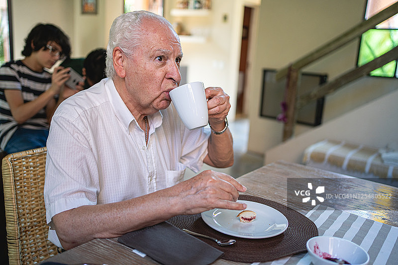 老爷爷在吃早餐图片素材