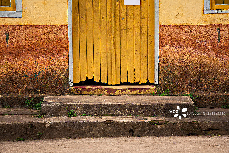 一个古老的房子的门槛和门阶的特写图片素材