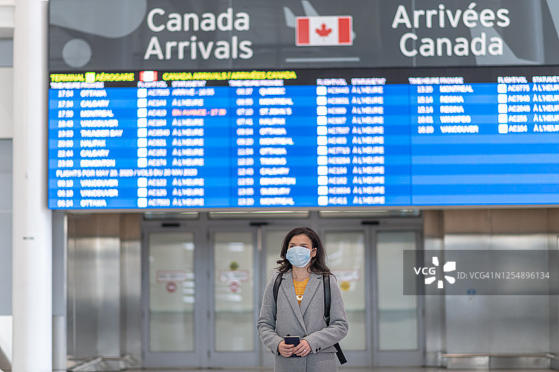 一位年轻的女士在机场到达了她的最终目的地加拿大图片素材