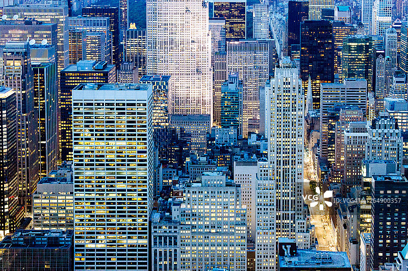 被照亮的曼哈顿中城摩天大楼，鸟瞰图，纽约，美国图片素材