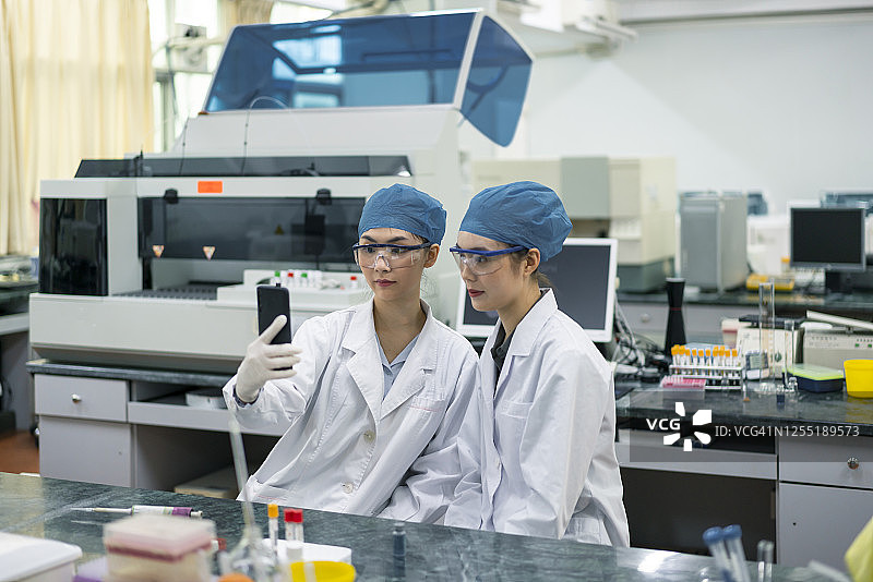 两个亚洲年轻女性医生在实验室图片素材