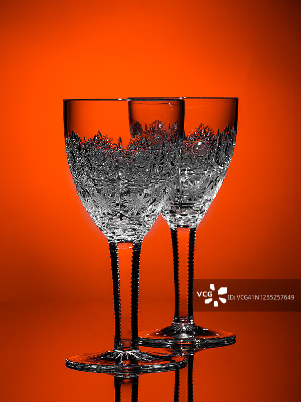 美丽的水晶酒杯孤立，光反射在雕刻图案图片素材