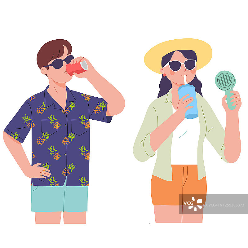 夏日，时尚情侣在海滩边喝冰汁和冷饮图片素材