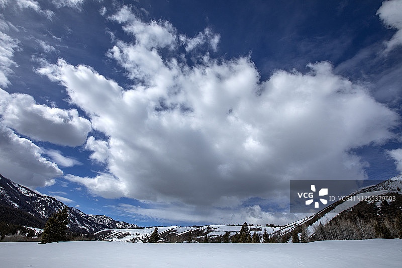 美国，爱达荷州，太阳谷，雪山上空的云图片素材