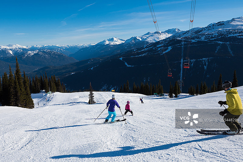 一家人在冬季滑雪度假图片素材