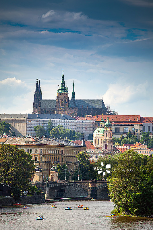 布拉格城堡和小城市，前景是伏尔塔瓦河图片素材